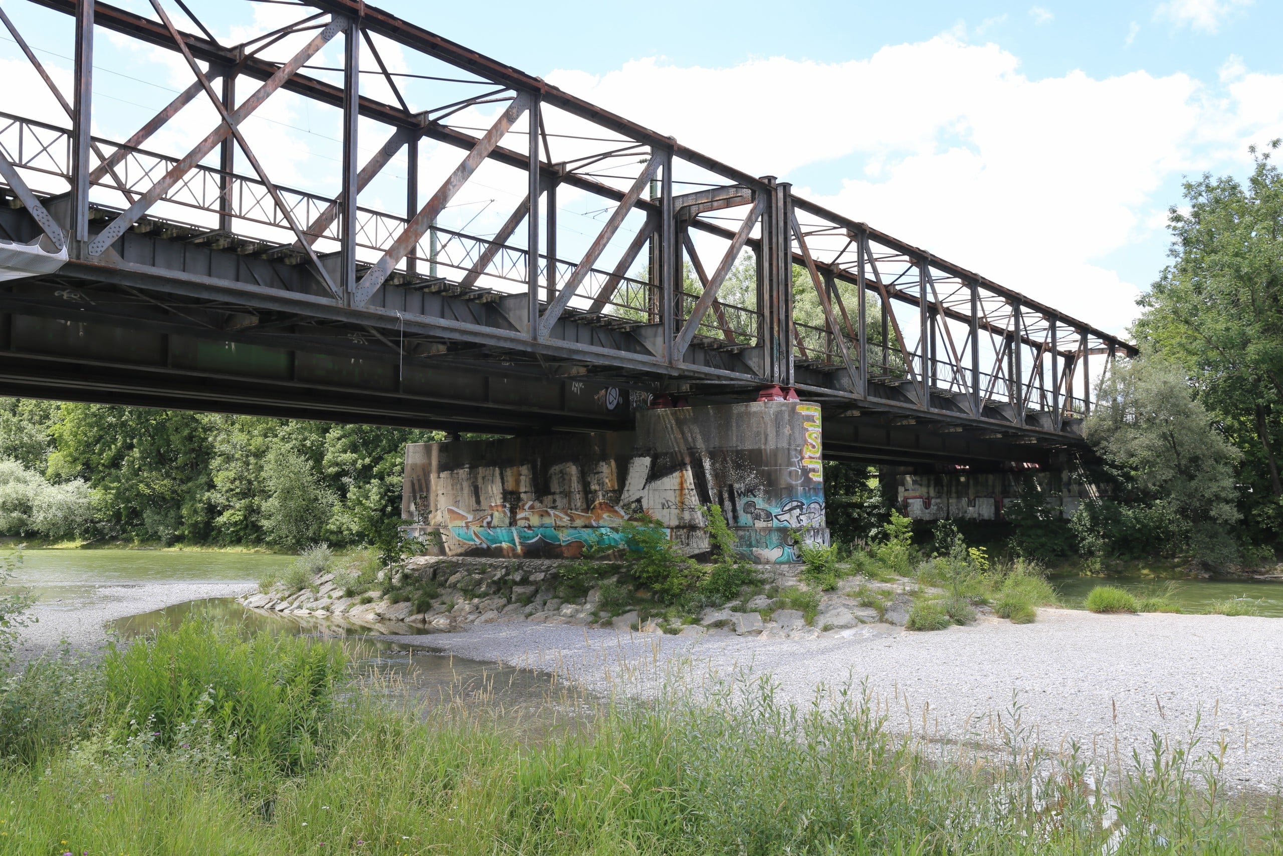 Der Verein Isarlust e.V. hat konkrete Vorschläge für die fußgängerfreundliche Gestaltung des stillgelegten Gleises der Braunauer Eisenbahnbrücke in München. Bildquelle: Rufus46, CC BY-SA 3.0 , via Wikimedia Commons