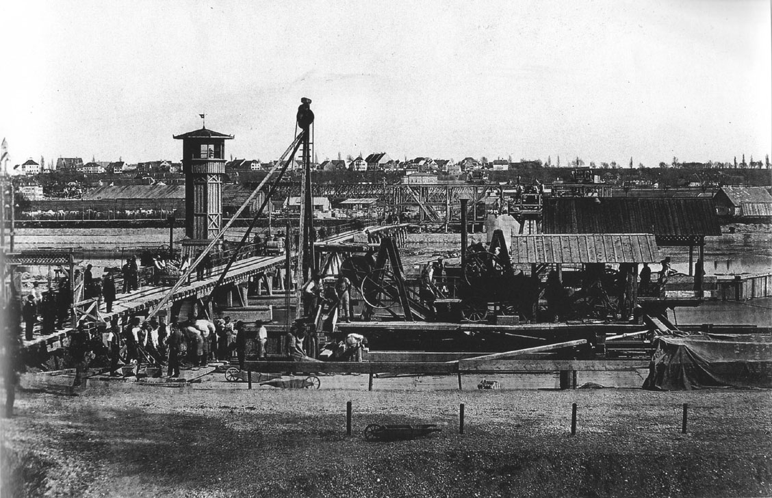 Schon ab 1868 gab es Pläne für die Braunauer Eisenbahnbrücke. Foto: Unbekannter Autor, Public domain, via Wikimedia Commons
