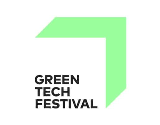 Schwarzer Schriftzug: Greentech Festival. Darüber in neongrün der 3D-Schatten eines Kubus'.