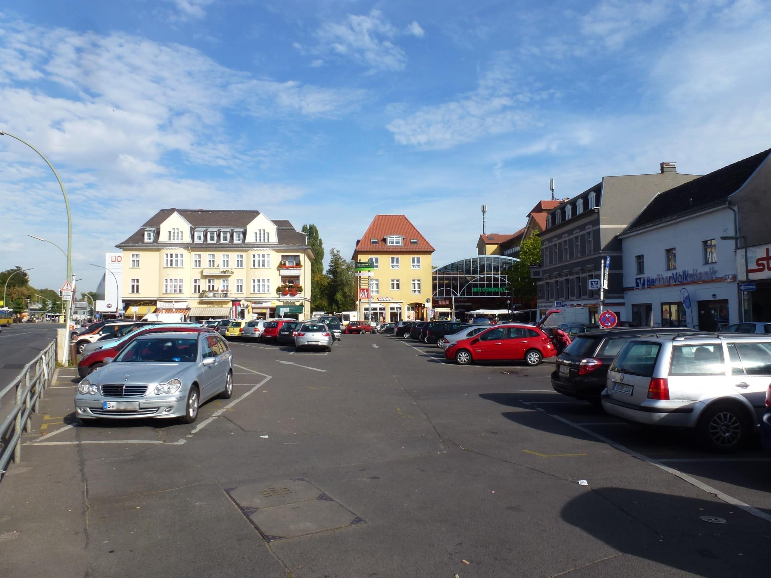 Derzeit ist der Kranoldplatz außer an Markttagen ein Parkplatz für knapp 70 Autos. Das könnte sich bald ändern. Bildquelle: Fridolin freudenfett (Peter Kuley), CC BY-SA 3.0 , via Wikimedia Commons