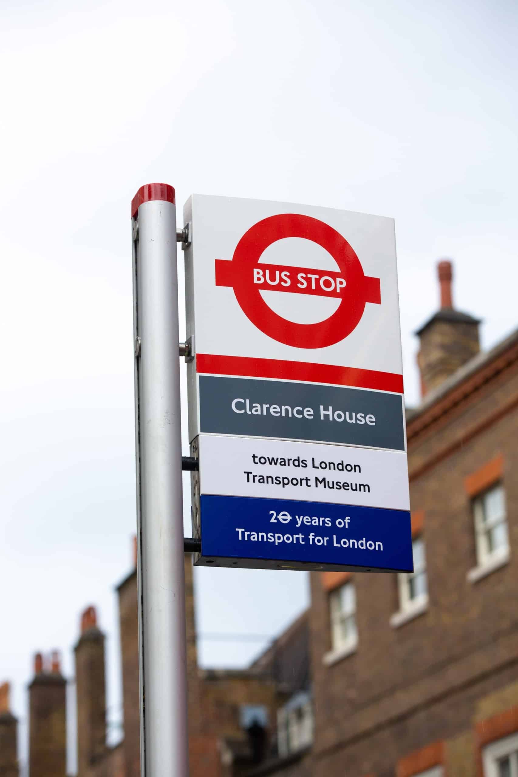 Reklameschild der Londoner Underground vor Clarence House mit dem Hinweis, dass die Oyster Card seit 20 Jahren das Reisen in London ermöglicht. Foto: © Transport for London via flickr