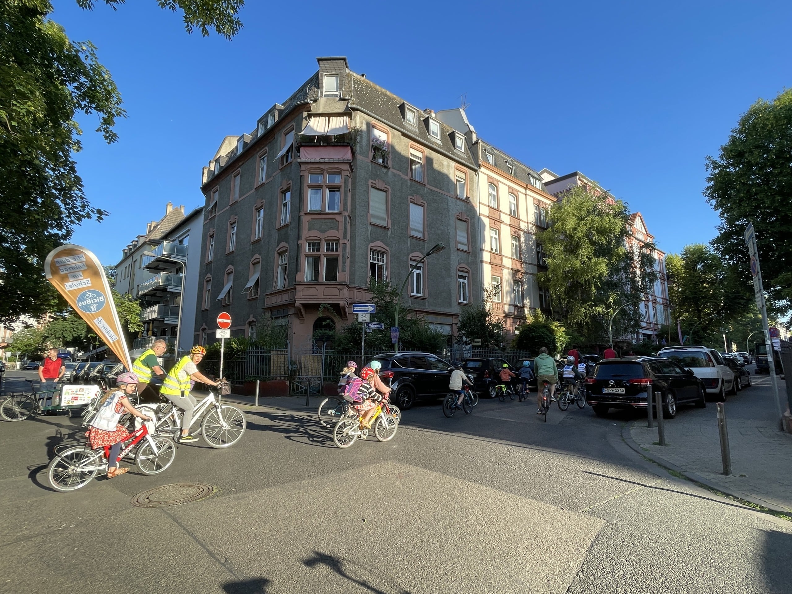 Ein Verband aus mindestens 16 Radfahrenden darf eine ganze Spur besetzen und bietet Sicherheit für Kinder und Jugendliche. Bildquelle: BiciBus Deutschland