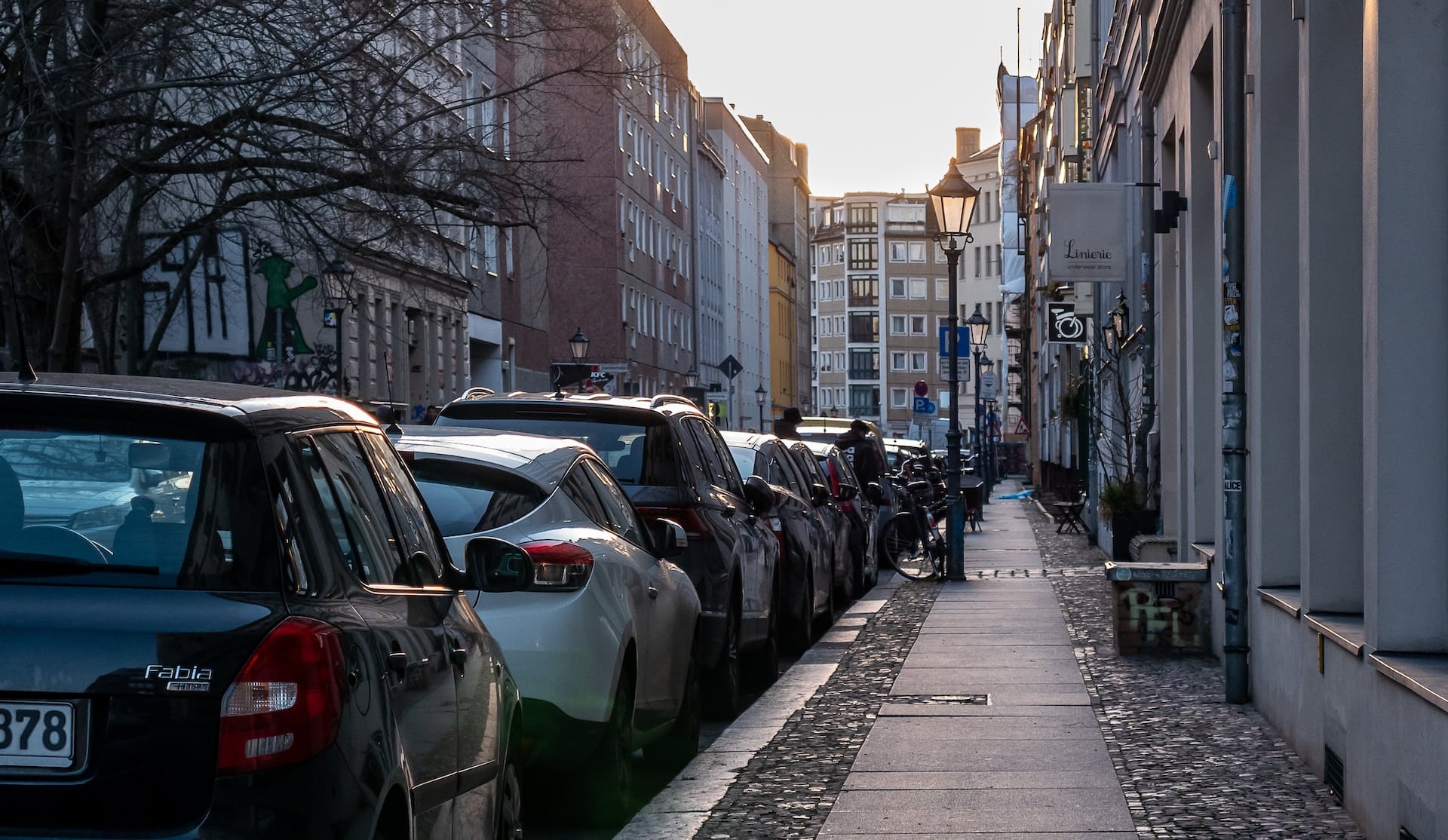 Wie Statistiken zeigen, parken private Autos in Deutschland durchschnittlich mehr als 23 Stunden pro Tag. Foto: Gunnar Ridderström via Unsplash