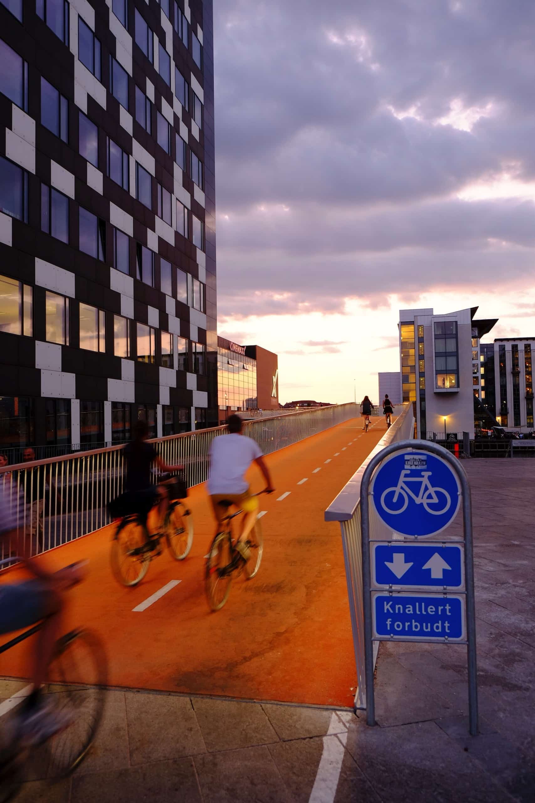 Fahrräder sind ein wichtiges Verkehrsmittel in Dänemarks Hauptstadt Kopenhagen, wo bereits früh in die Fahrradinfrastruktur investiert wurde. Bekannt ist etwa auch die Cykelslangen des Büros Dissing+Weitiling, eine Brücke über das Hafenbecken nur für Radfahrer*innen. Foto: Steinar Engeland via Unsplash