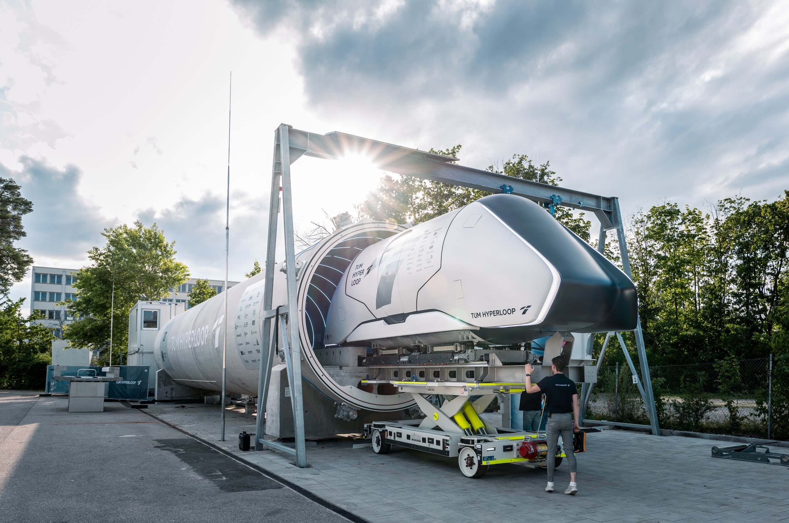 Der Testtunnel ist 24 Meter lang und legt den Fokus auf auf die Kapsel und die Sicherheit der Passagier*innen im Vakuum. © TUM 2023 Hyperloop