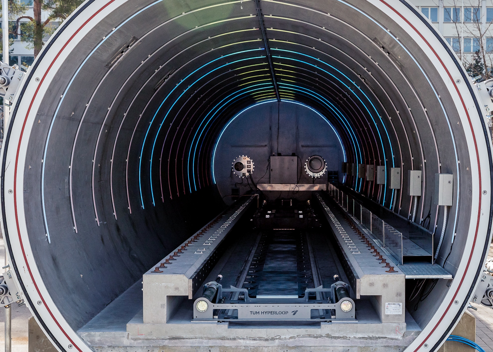 Was klingt wie eine Sience Fiction Vision, könnte mit dem Hyperloop schon bald zur Realität werden. © TUM 2023 Hyperloop