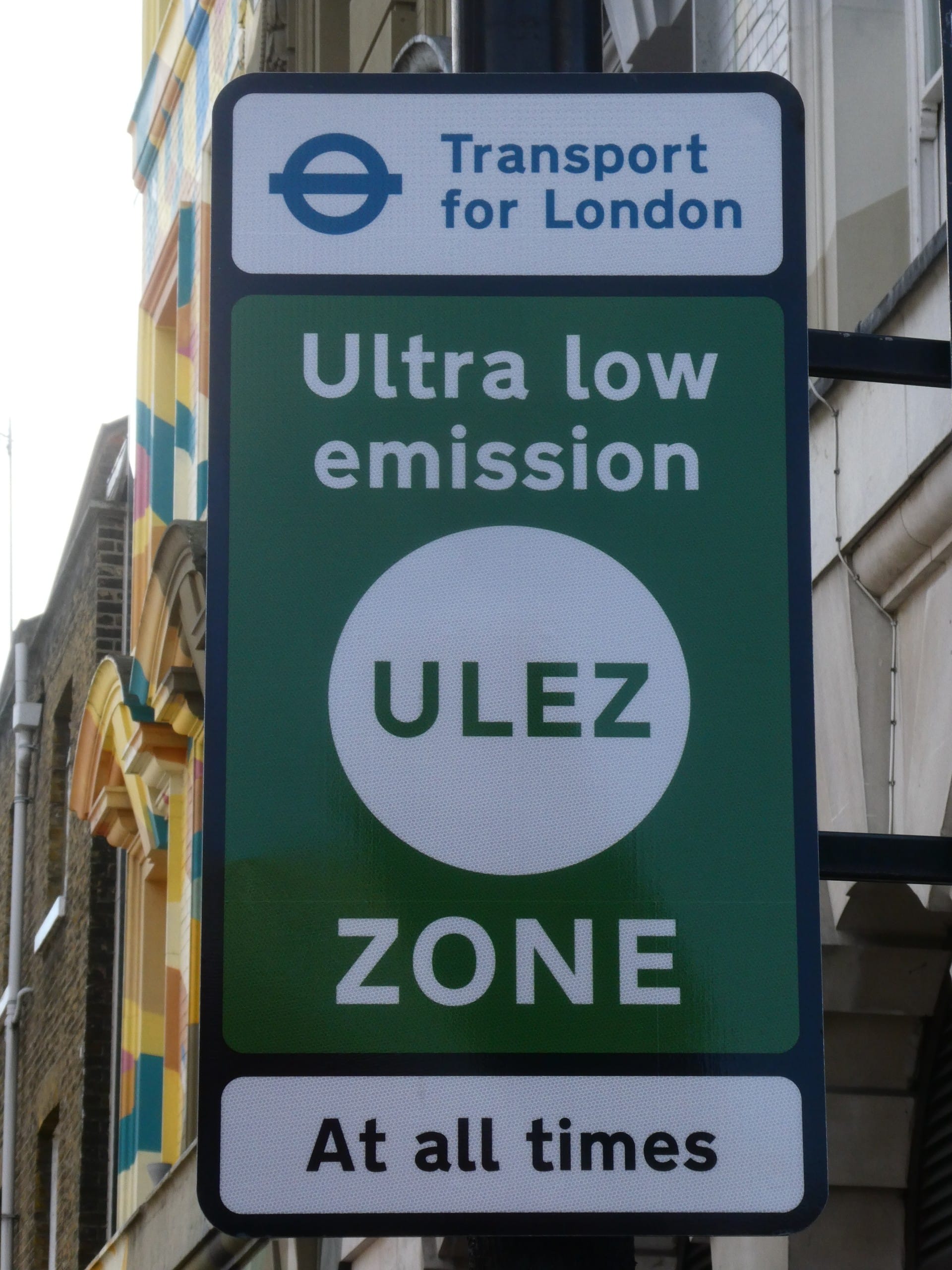 Seit August gilt in ganz London die Ultra Low Emission Zone: Wessen Auto nicht ausreichend umweltfreundlich ist, muss fortan 12,50 Pfund zahlen, um in die Stadt zu fahren. Bildquelle: citytransportinfo, CC0, via Wikimedia Commons