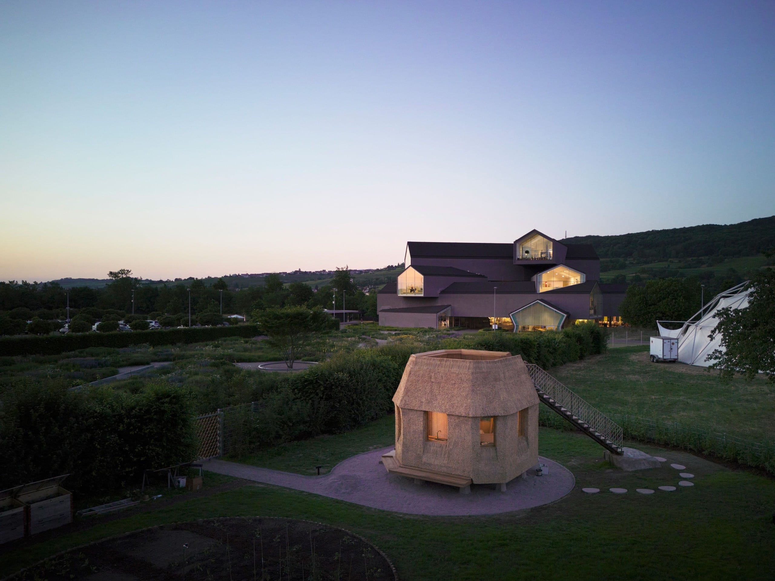 Die Ausstellung "Tsuyoshi Tane: The Garden House" erklärt den Aufbau und die Entstehungsgeschichte des besonderen Bauwerks auf dem Vitra Campus. © Vitra / ATTA, Foto: Julien Lanoo