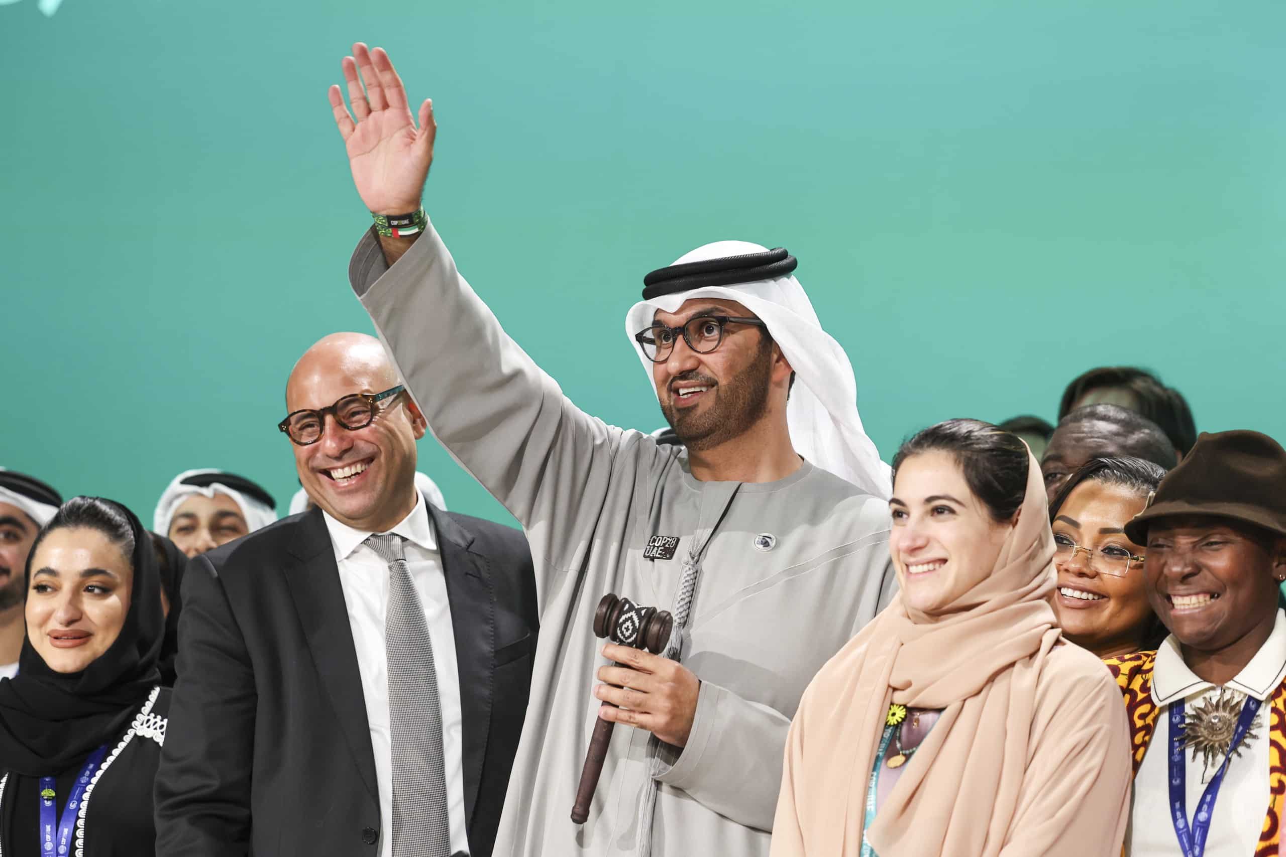 H.E. Dr. Sultan Al Jaber, Präsident der COP28, und H.E Simon Stiell, UNFCCC Executive Secretary, während der finalen Sitzung am 13. Dezember im Konferenzzentrum in Dubai. (Photo by COP28 / Mahmoud Khaled)