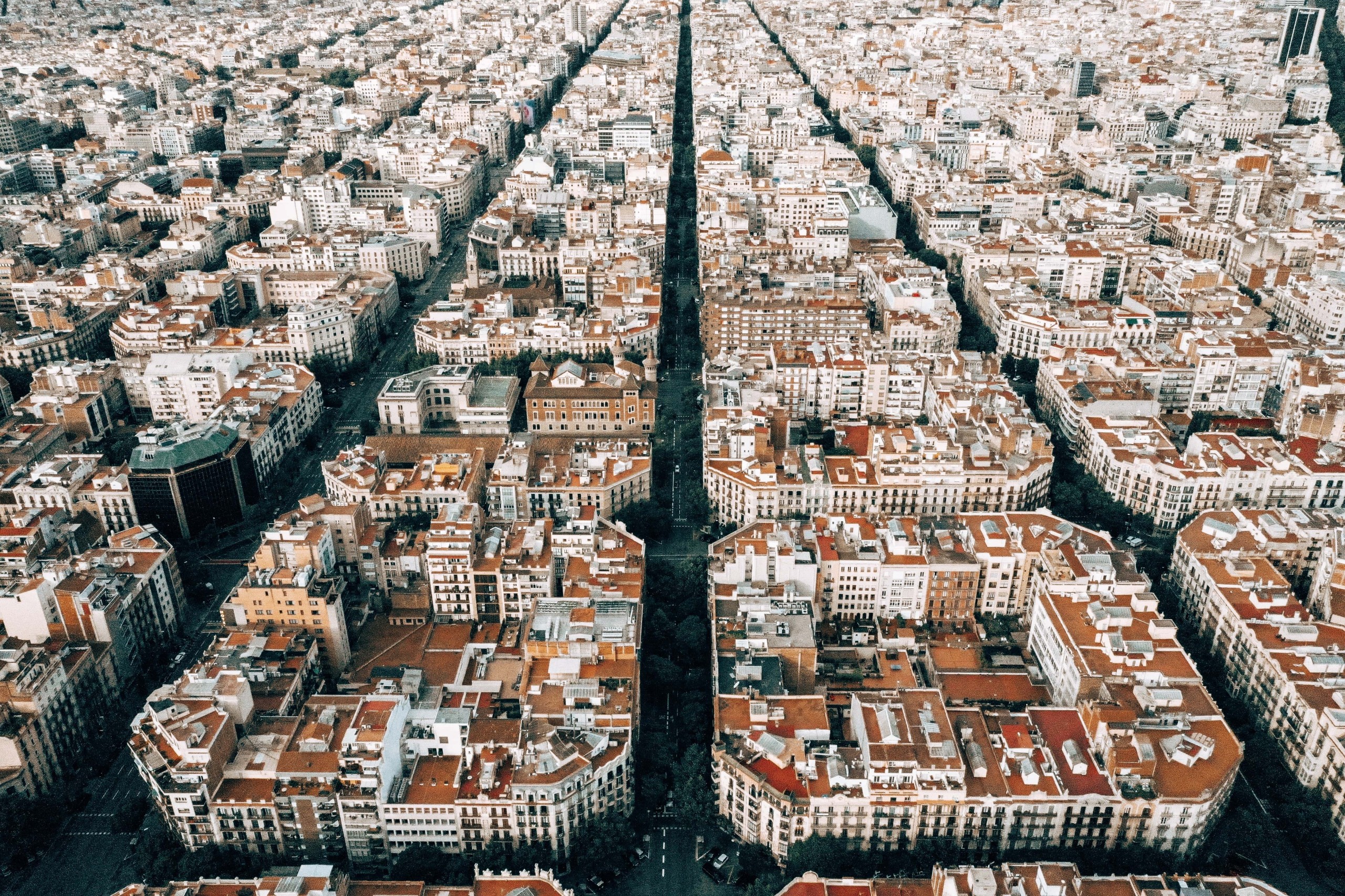 Stadtplanung par excellence: Barcelona. Während die Superblocks der Stadt gerne positives Beispiel sind, konnte die Landschaftsbiennale Barcelona 2023 nicht überzeugen. Foto: Kaspars Upmanis / Unsplash