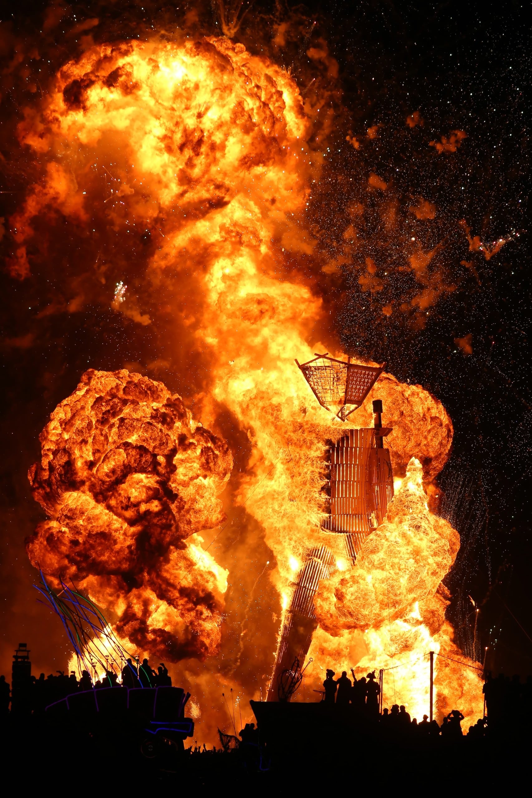 Burning Man, 2014. Die 32 Meter hohe Holzskulptur brennt als Höhepunkt des Festivals. Foto via Wiki Commons
