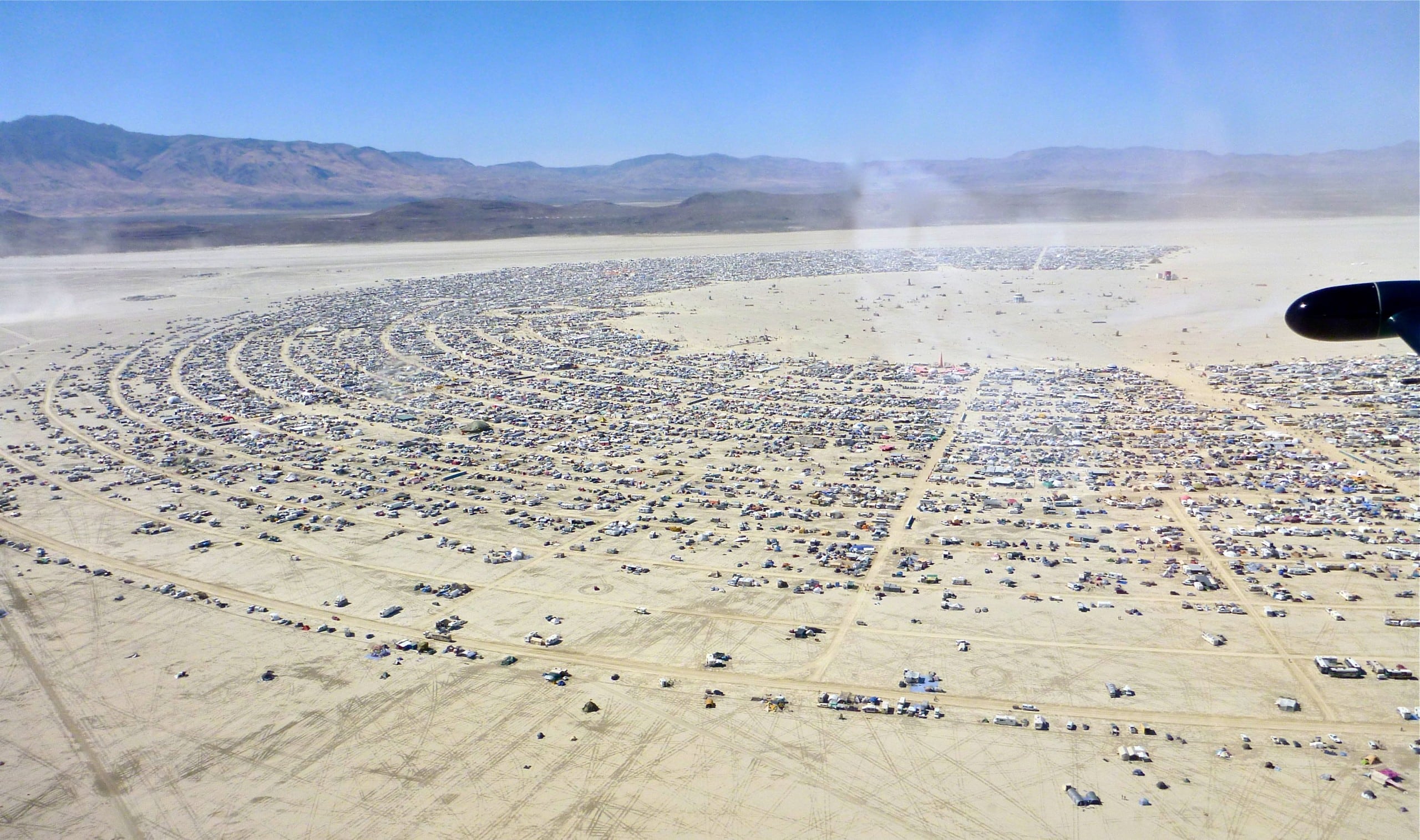 Radiale Stadtstruktur des Burning Man. Foto via Wiki Commons: Steve Jurvetson from Menlo Park, USA, Burning Man 2012 festival from the air