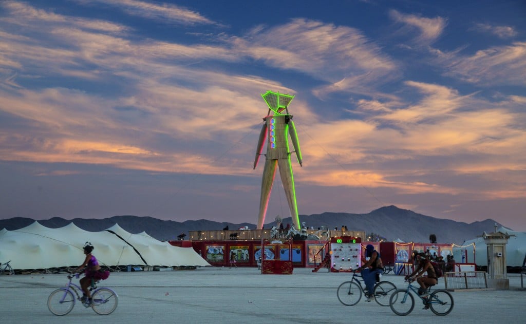 Burning Man, 2015. Neues Design für den 15 Meter hohen Burning Man: Holz mit Neon. Foto: via Wiki Commons