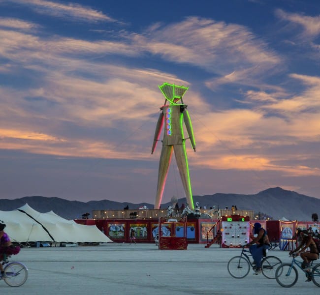 Burning Man, 2015. Neues Design für den 15 Meter hohen Burning Man: Holz mit Neon. Foto: via Wiki Commons