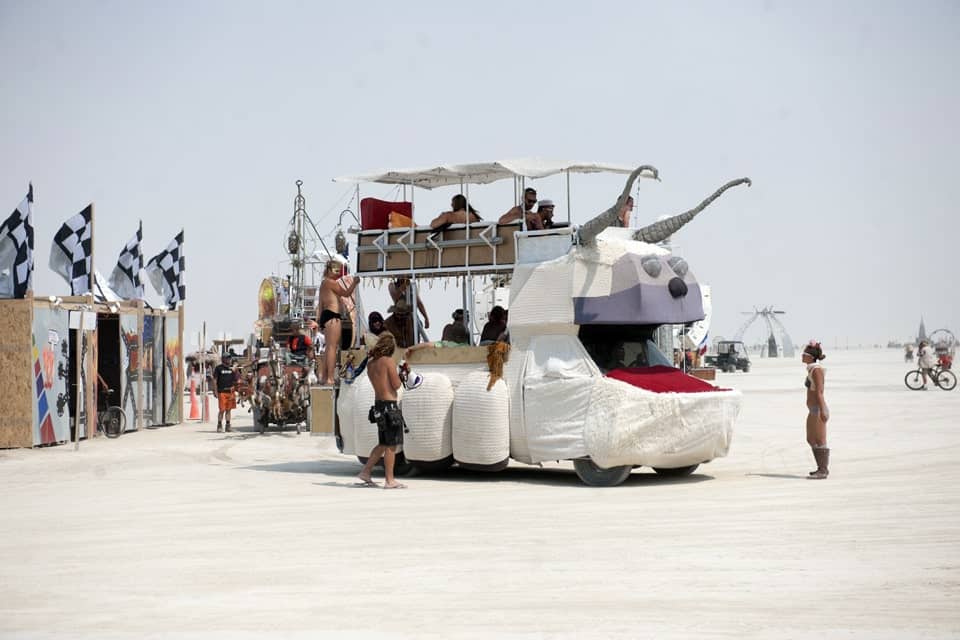 Art Car für Burning Man 2013. Kollektives Transportmittel, Bar und Social Island als Kunstwerk. Foto: via Wiki Commons