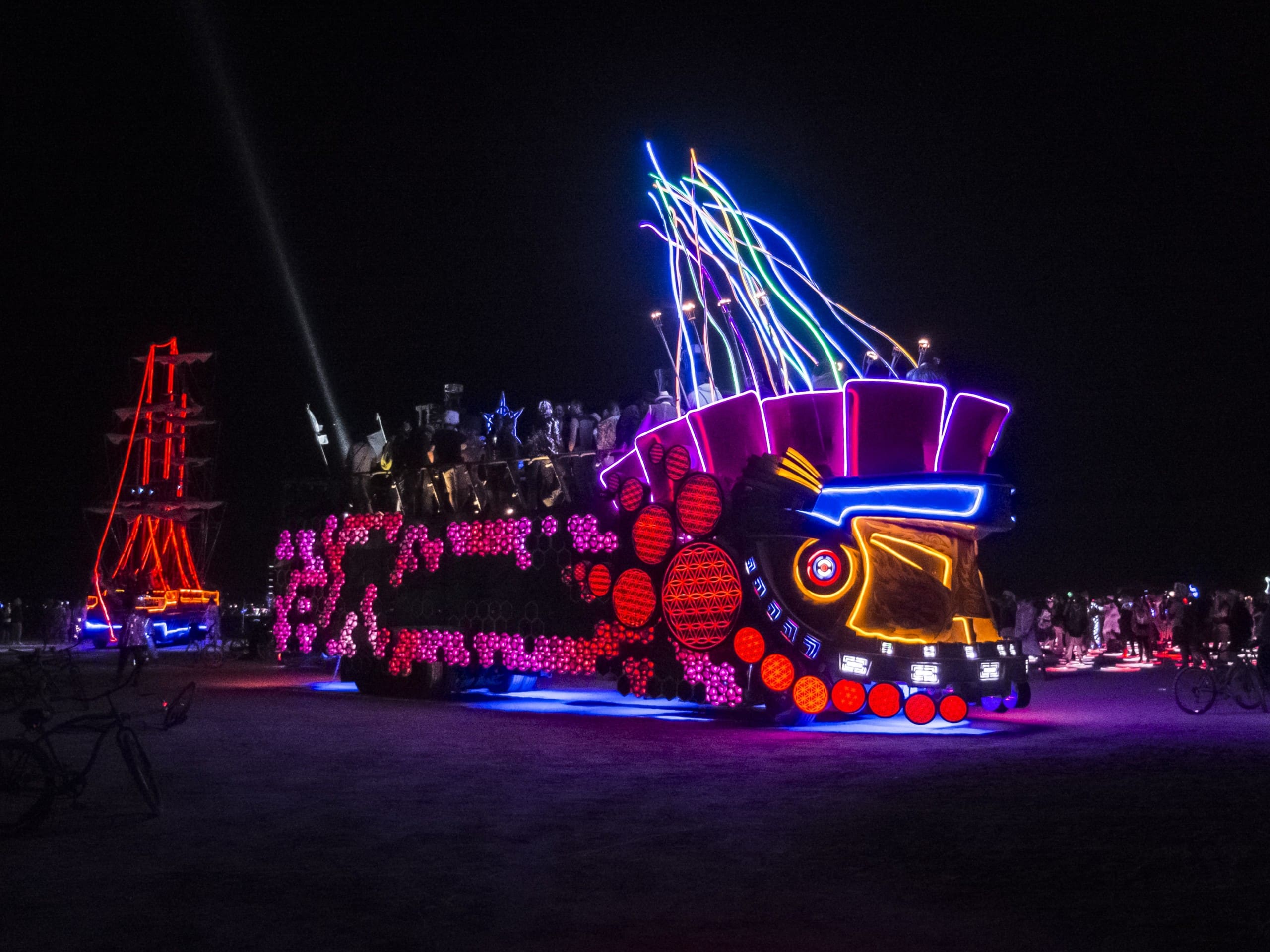 Illuminiertes Art Car mit den „Burnern“ in der Nacht, Burning Man, 2014. Foto: via Wiki Commons
