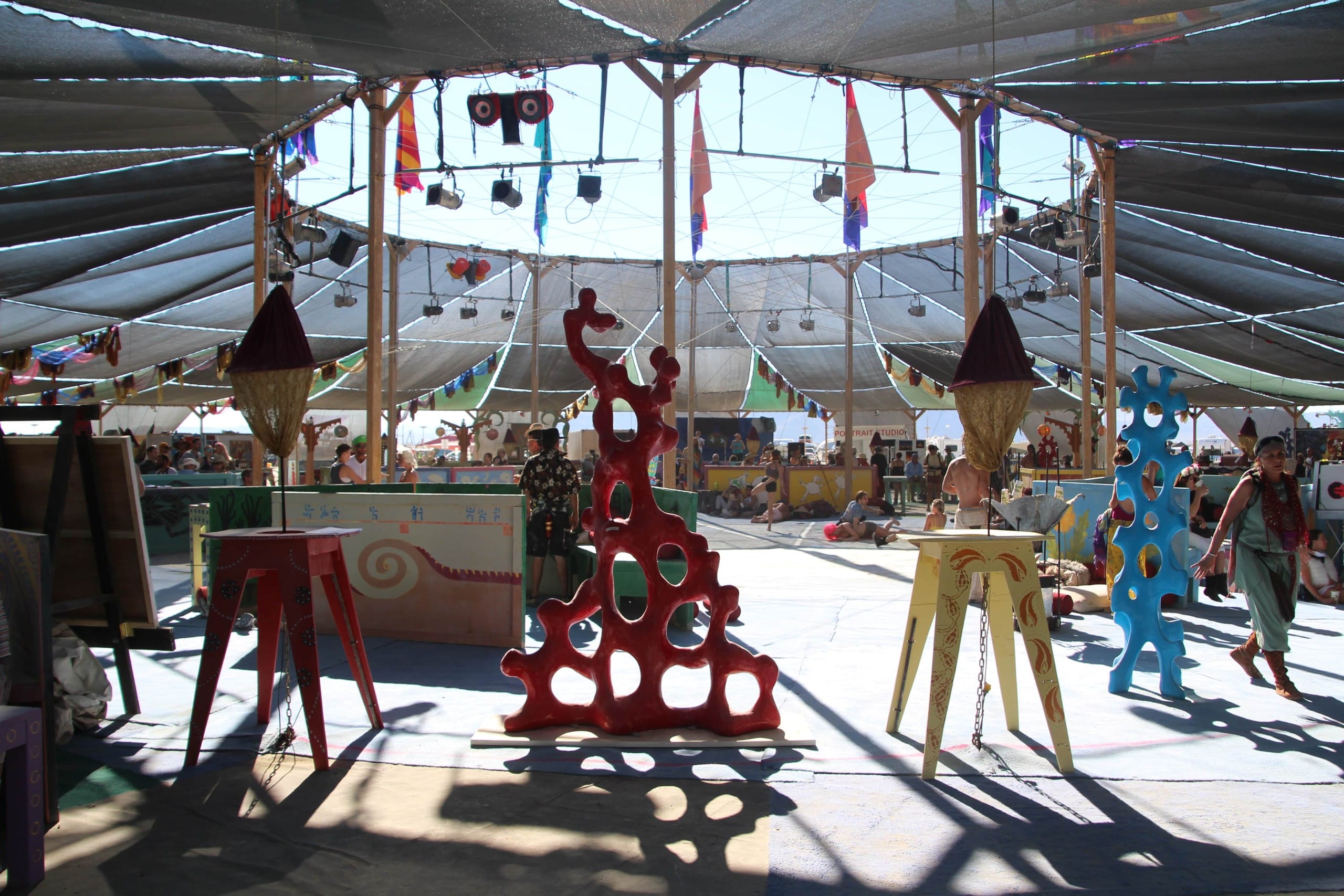 Holz-Tempel „Galaxia“ des französischen Architekten Arthour Mamou-Mani mit Spezialgebiet digital gefertigter Pop-up-Architektur. Auf dem Burning Man Festival 2018. Foto: via Wiki Commons