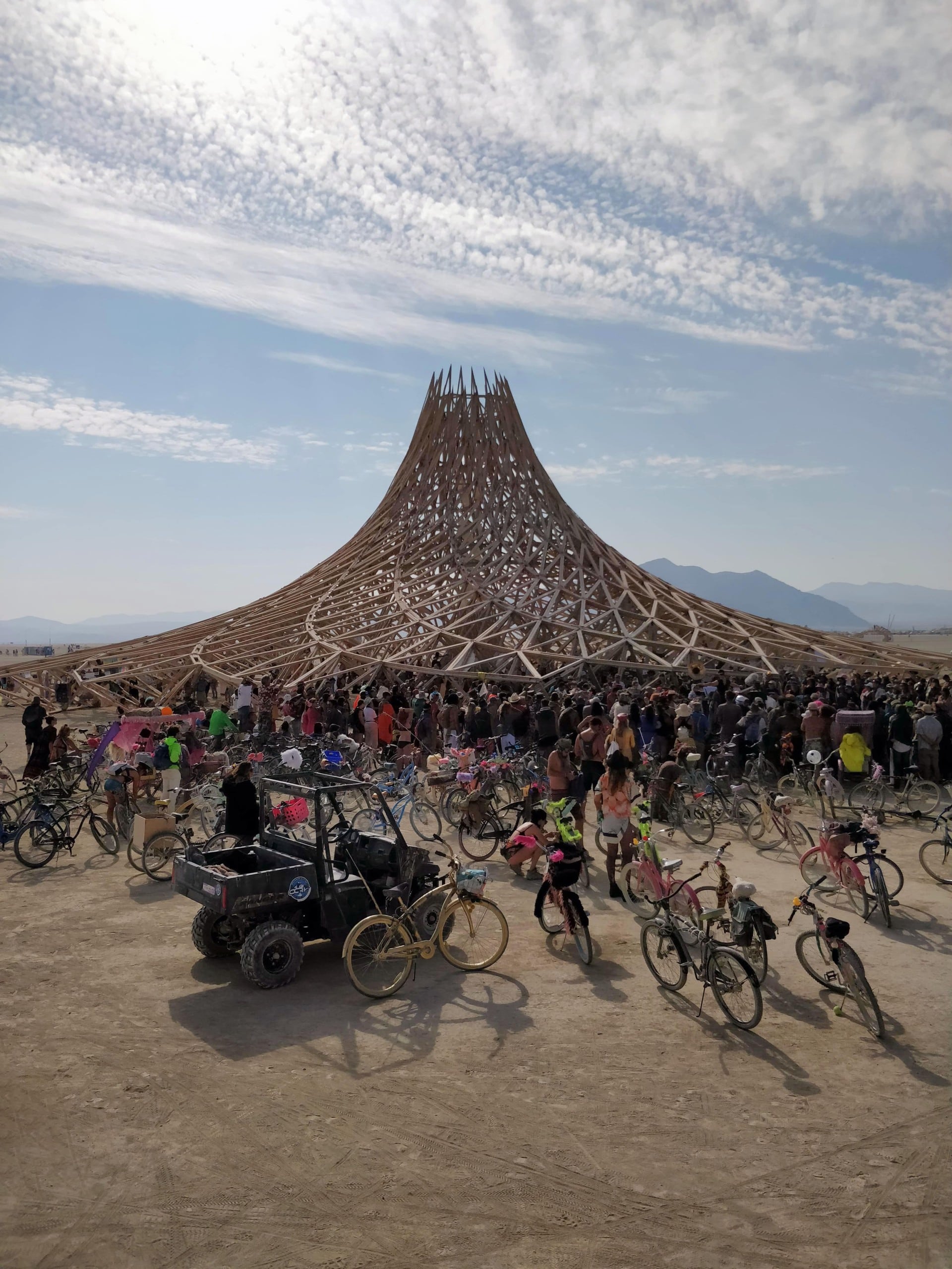 Innenraum des “Temple of Whollyness“ (Tempel der Ganzheit) auf dem Burning Man Festival 2013. Die Tempel auf dem Burning Man Festival sind spirituelle Orte der Trauer für die „Burner“. Ein Gedenkort für alle, die einen geliebten Menschen verloren haben. Foto: via Wiki Commons
