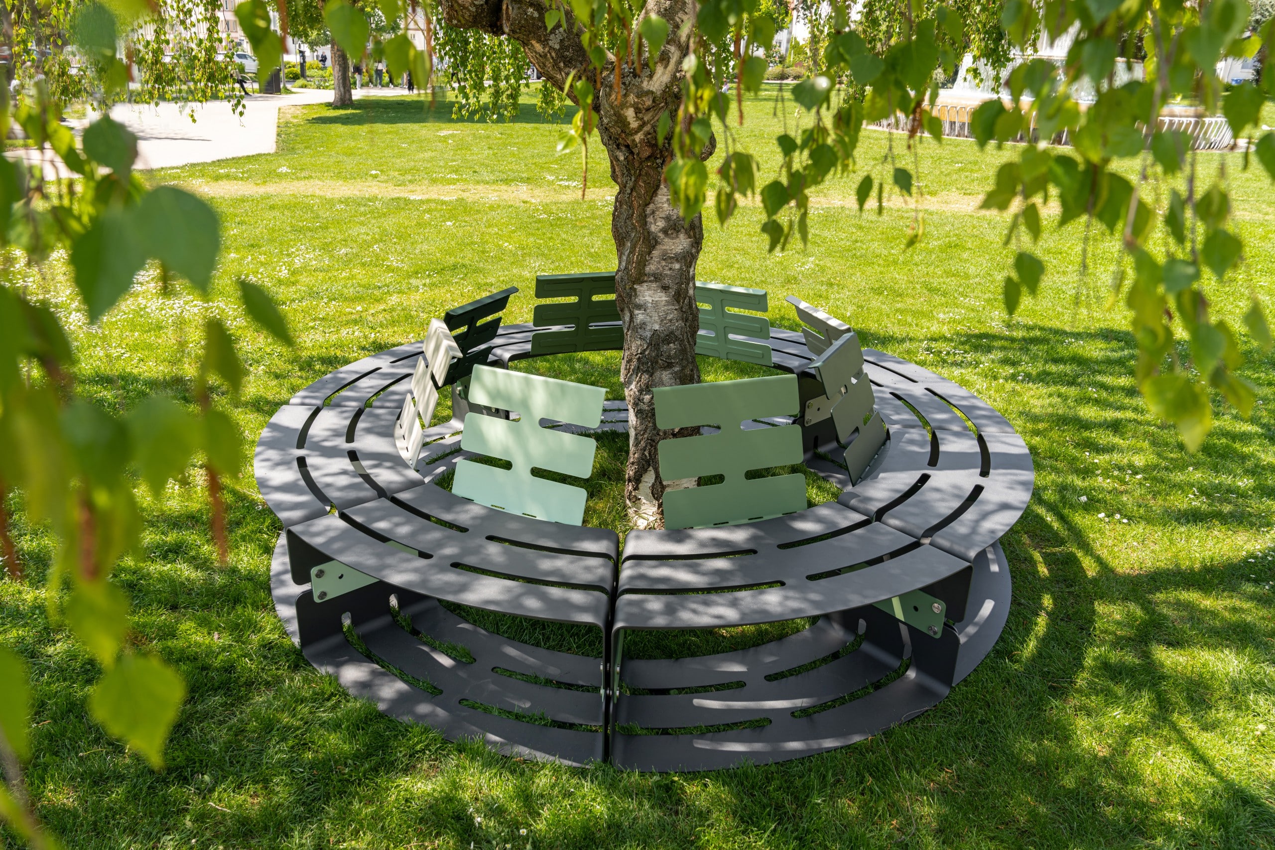 Runde Baumbänke bieten sich in Gärten und Parks besonders an.